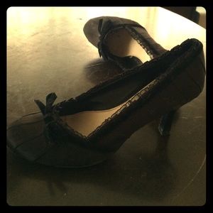 Black heels w velvet accent