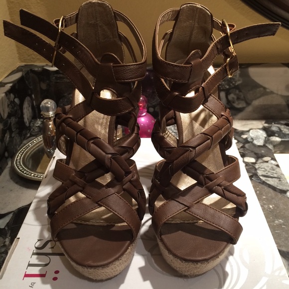 Shi by journeys! Tan cognac wedges!!