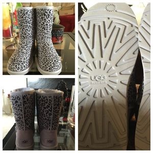✔️💯💯Authentic UGG Boots (size 7)