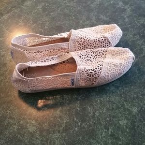 White lace TOMS