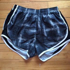 Patterned gray Dri-fit tempo shorts.