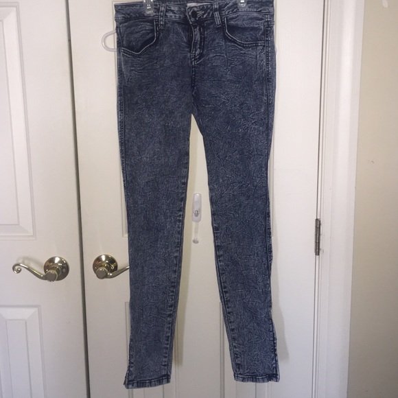Acid wash ankle zip denim