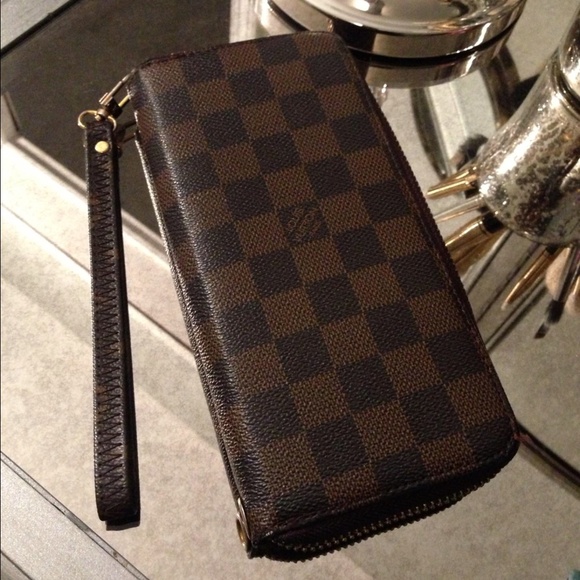 Louis Vuitton wallet 🅿️🅿️$22 shipped