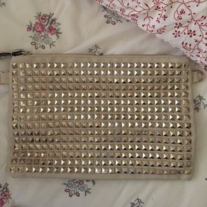 Oversized stud clutch
