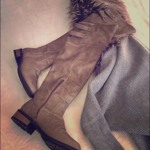 💜Adorable knee high boots💜size 7
