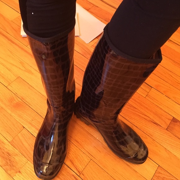 Super cute animal print rain boots by viviglam 🌹 - Picture 2 of 4