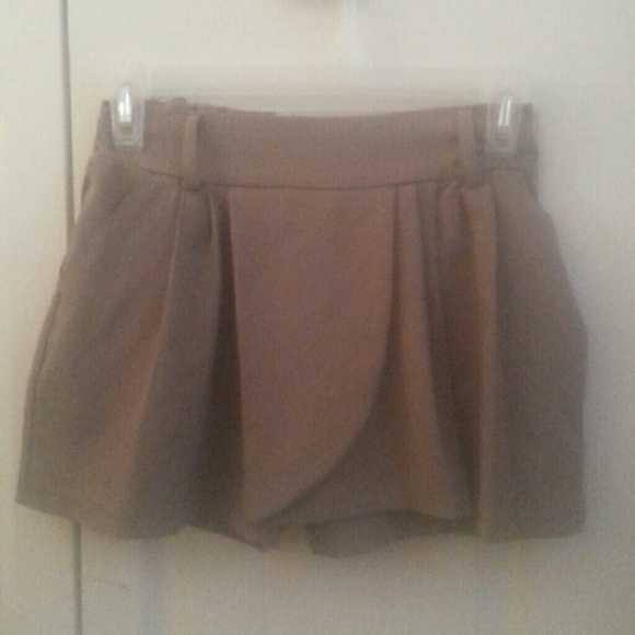 Tan skort with pockets