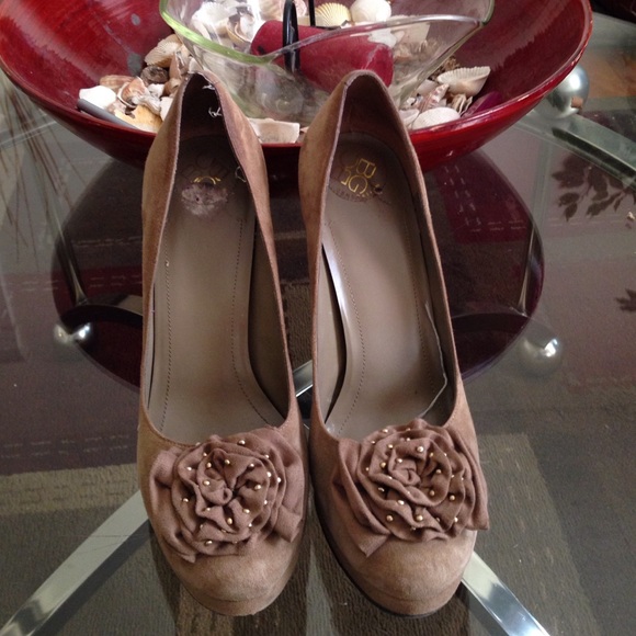 👠👠👠BCBG suede Taupe hills - Picture 1 of 4