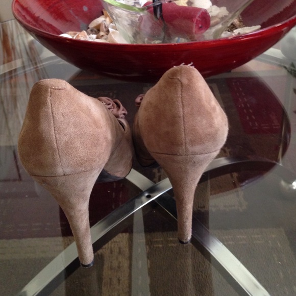 👠👠👠BCBG suede Taupe hills - Picture 2 of 4