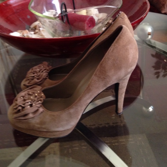 👠👠👠BCBG suede Taupe hills - Picture 3 of 4