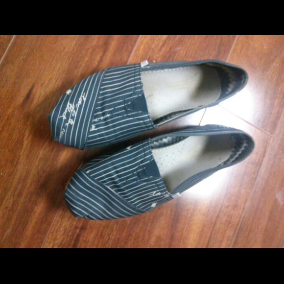 TOMS Shoes - Rare Toms sz 6.5