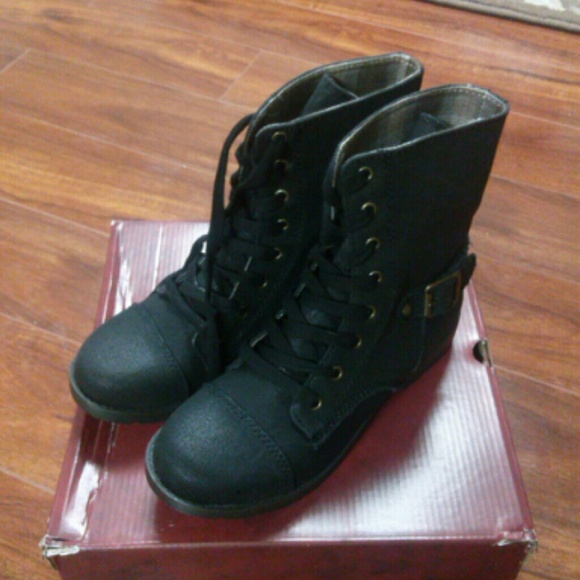Nwot Black combat boots sz 6 - Picture 1 of 2