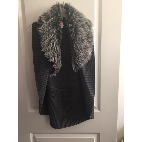 Knit vest with faux fur