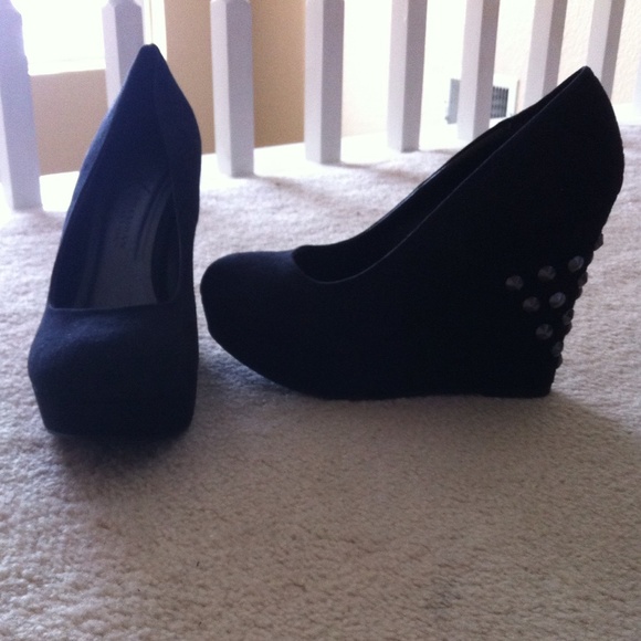 KK black wedges