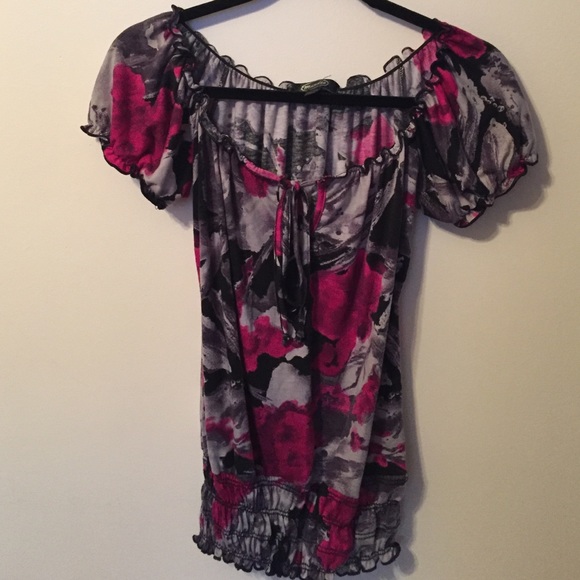 Cute Flow And Fit Top!👚