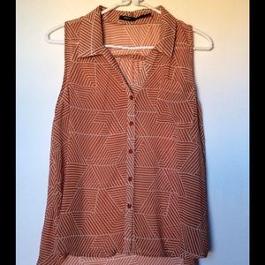 Abstract short high low short sleeve collar top.