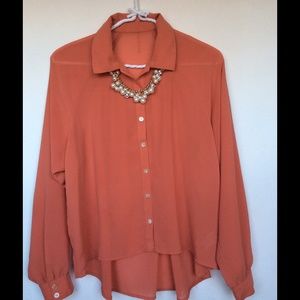 Long sleeve high low woven top.