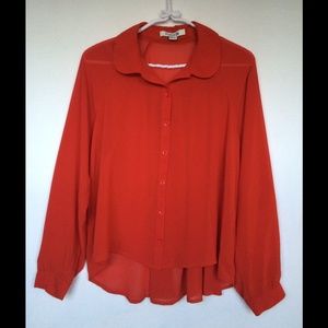 New long sleeve woven high low top.