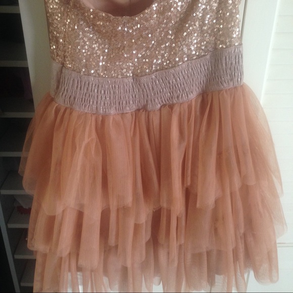 Beautiful dress - Picture 2 of 3