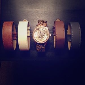 Cheetah watch with 5 changeable wristbands!