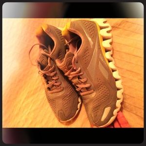 REEBOK ZIG ZIGFLOW SNEAKERS. Size 8. Great cond!