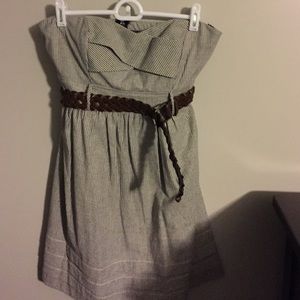 Cute strapless dress!