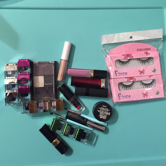 Makeup - Picture 1 of 1
