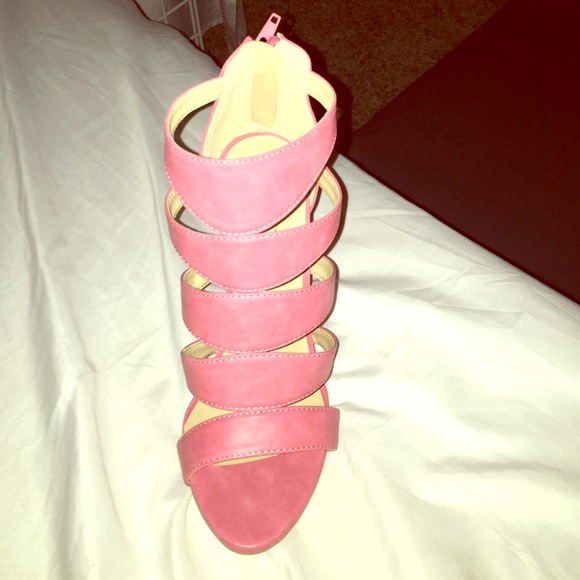 Yoki  pink heel size 6 1/2 new