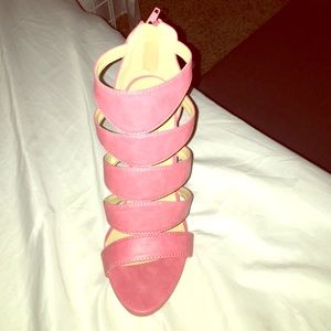 Yoki  pink heel size 6 1/2 new