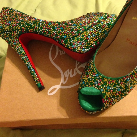 Green, glitter, red bottoms! 😍😍💚