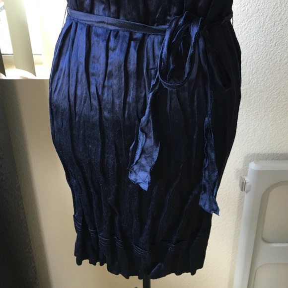 💘NWOT Gorgeous Silk Blend Body hugging dress💘 - Picture 3 of 4