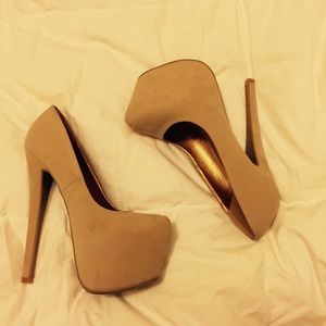 Nude Pumps