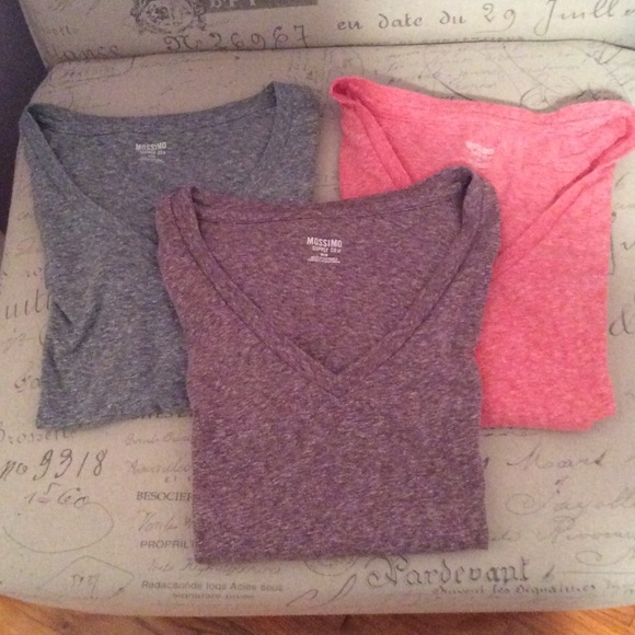 🔴SOLD🔴Mossimo v neck tees size medium