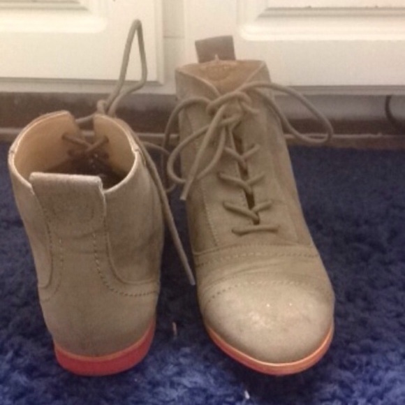 grey & pink on the bottom booties - Picture 3 of 4