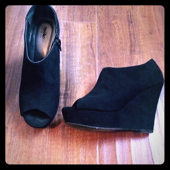 ♠️Black open toed wedges♠️