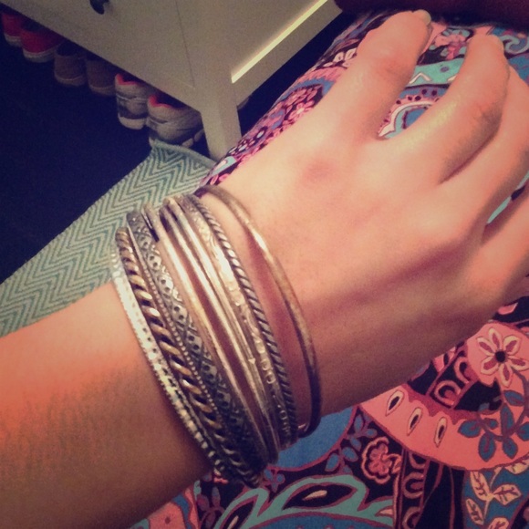 10 differnt pattern bangles held by ribbon - Picture 1 of 2