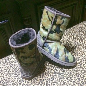 ⚡️⚡️FLASH SALE ⚡️⚡️ Like NEW short UGG size 8