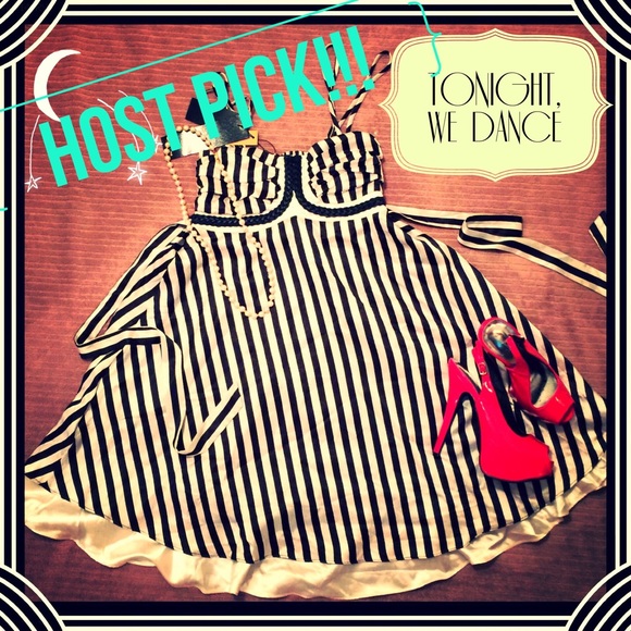 Dresses & Skirts - 🎉HOST PICK 🎉 Black & white striped flowing dress