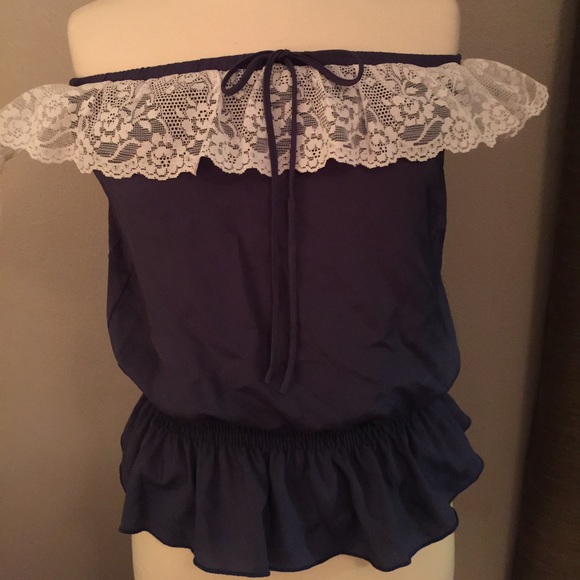 Tops - 🔥🔥Strapless silky top with lace accent