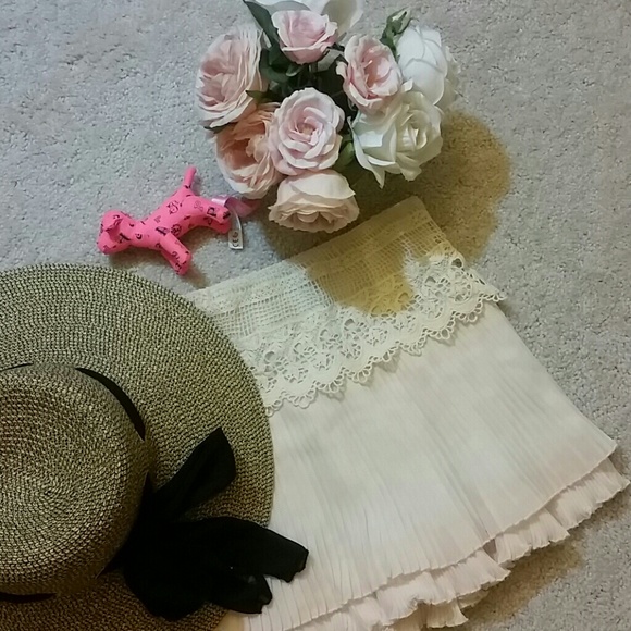 White mini skirt lace waist band size S