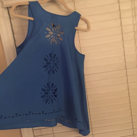Blue cutout sleeveless top - Picture 3 of 4