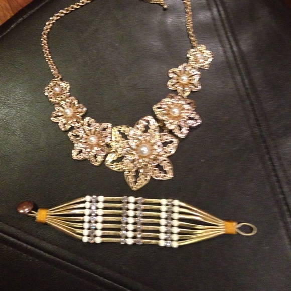 Jewelry - Fun gold costume necklace and bracelet