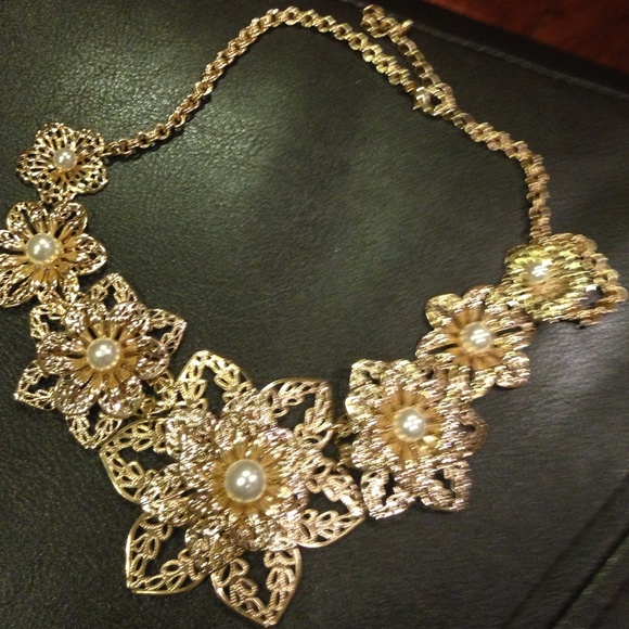 Fun gold costume necklace and bracelet - Picture 3 of 4
