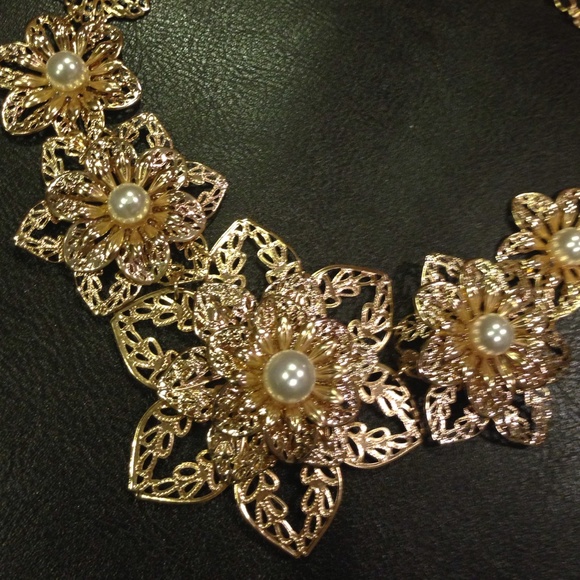 Fun gold costume necklace and bracelet - Picture 4 of 4