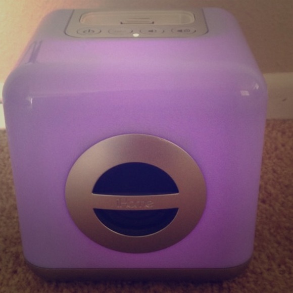 ihome box-iPhone 4 or 4s/ipod music&charges phone