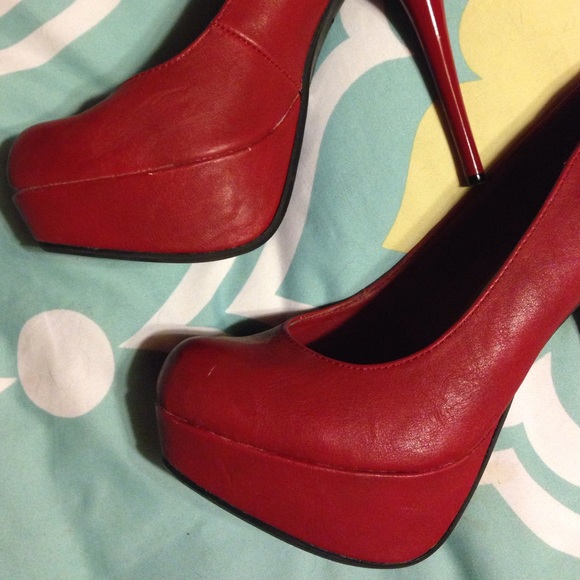 Red pumps - Picture 3 of 3