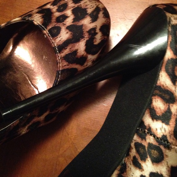 Charlotte Russe Cheetah 5.5" Heels SZ 9 Platform 1 - Picture 4 of 4