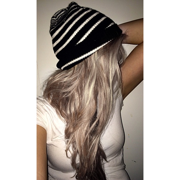 SOLD ON MÉRCARI 😊💜 - Picture 2 of 3