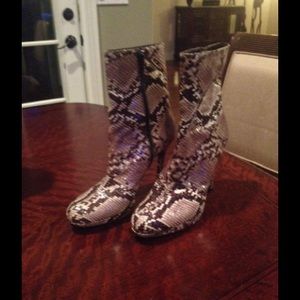 Gorgeous Stuart Weitzman snake skin boots