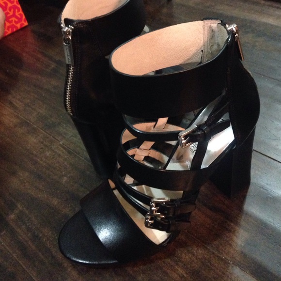 MK absolute FAVE HOT strappy - Picture 3 of 3